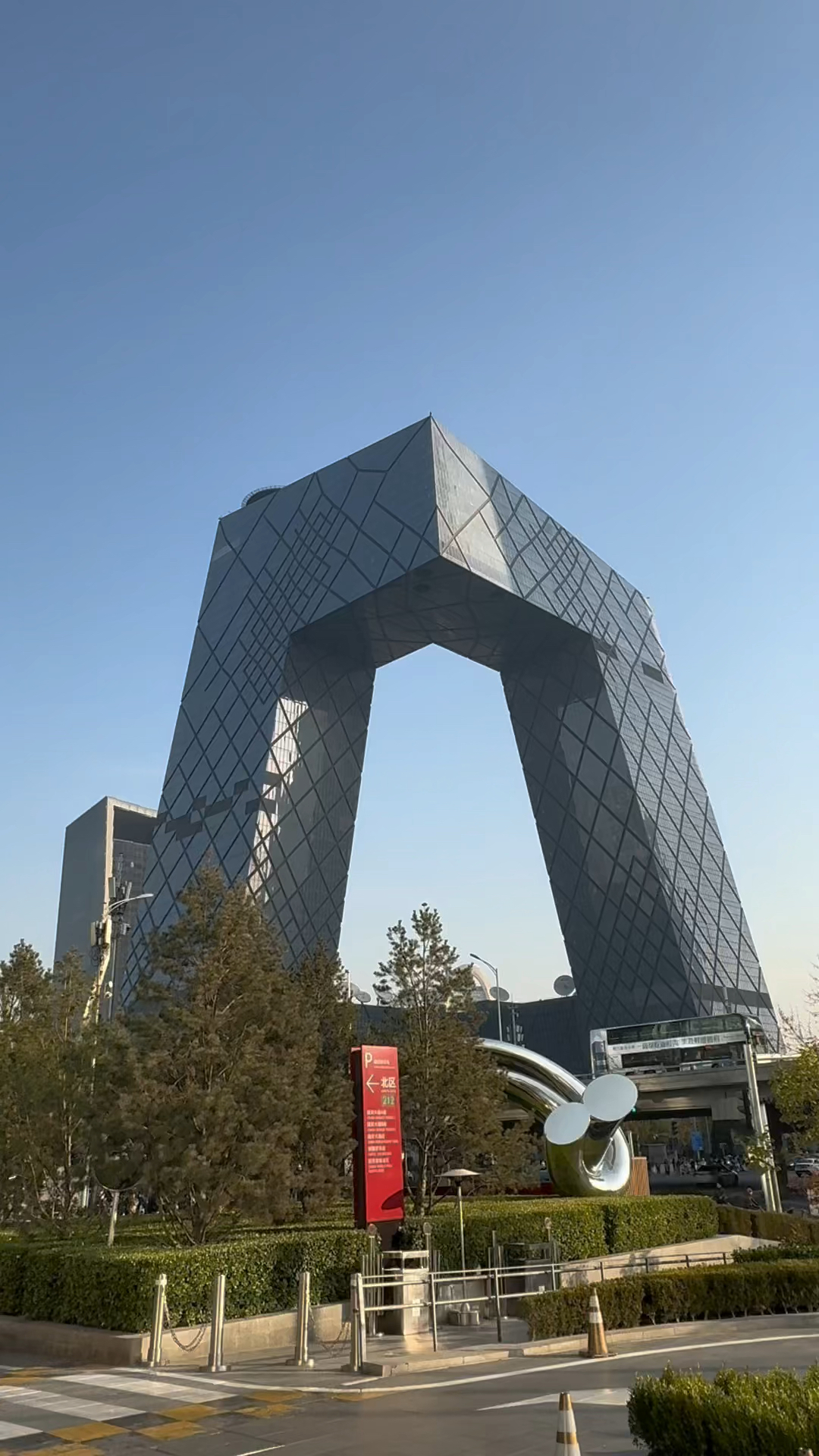 实拍:北京中央电视台总部大楼,近距离欣赏北京大裤衩的魅力