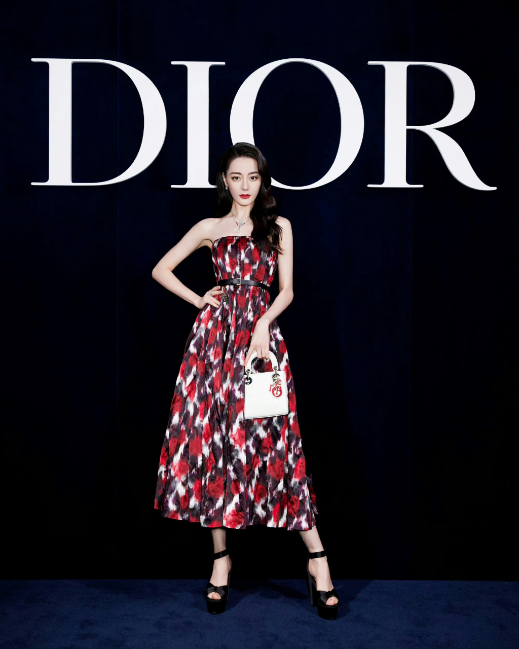 迪丽热巴这套红黑群真的太美了!网友说:关键靠这双黑色高跟鞋.