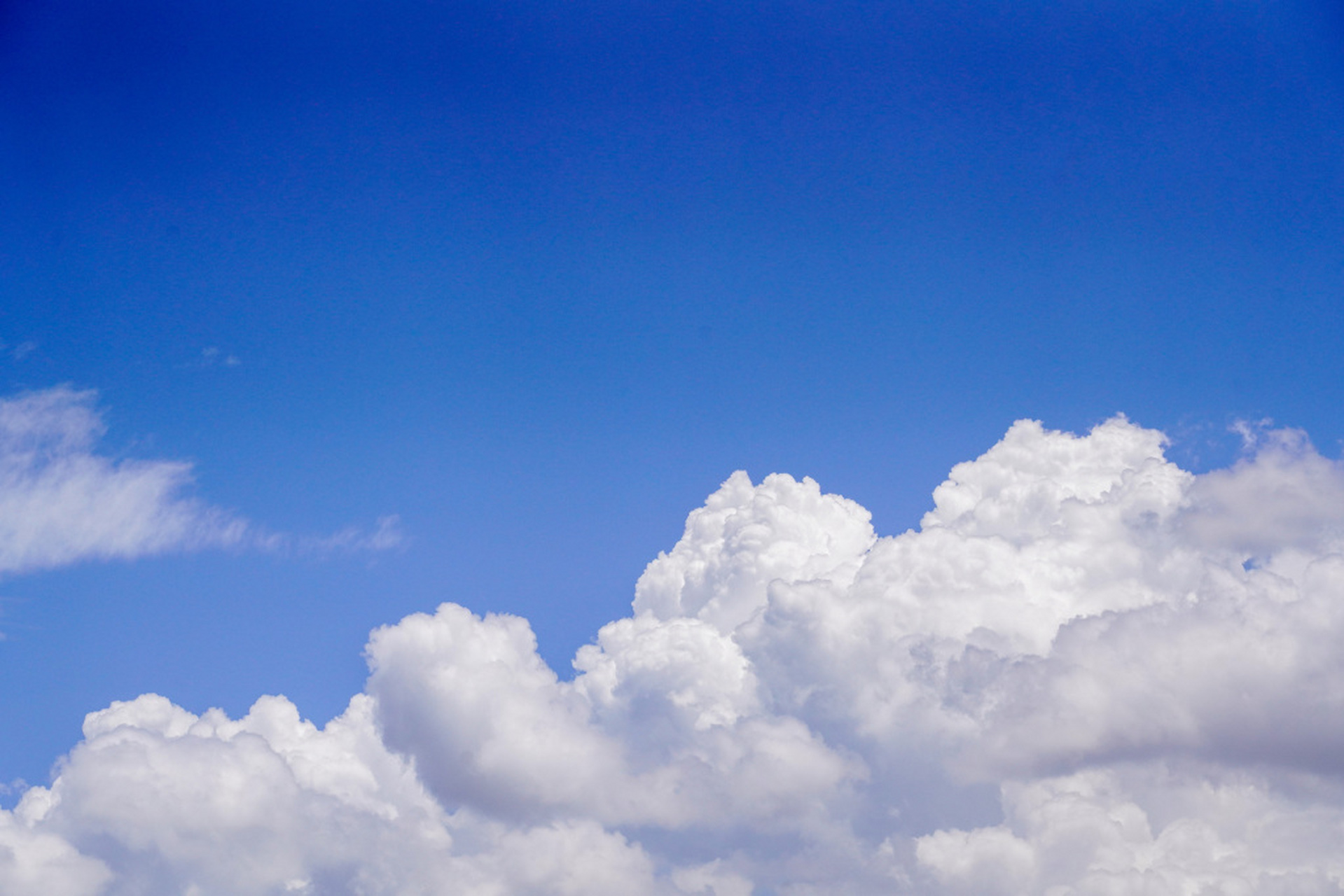 近日,云南大理,天空碧蓝如洗,大团洁白蓬松的云朵如同巨型棉花糖,清新