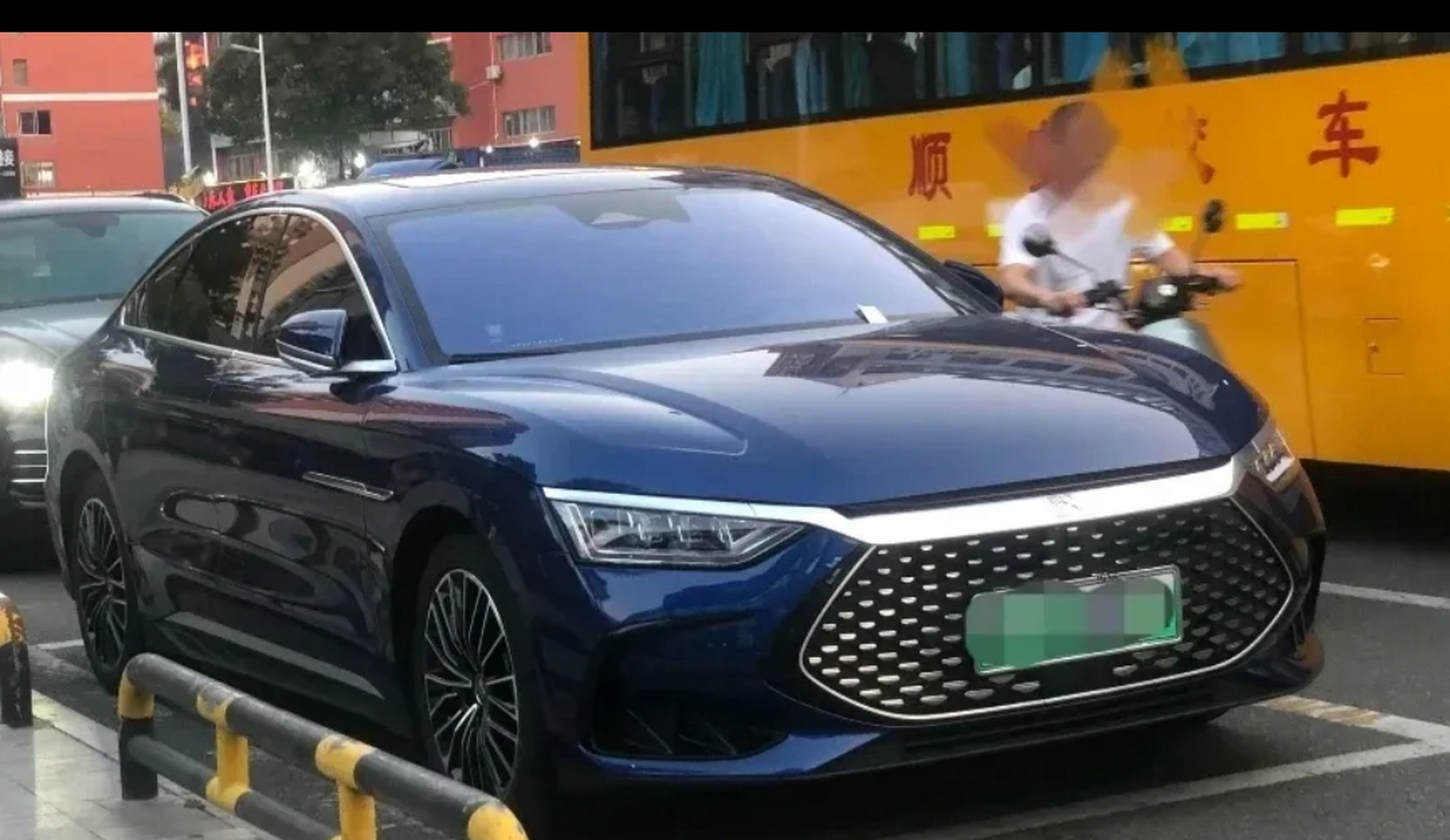 街头路边的比亚迪汉dm-i,蓝色外观也还是不错的,实车比图片更具质感