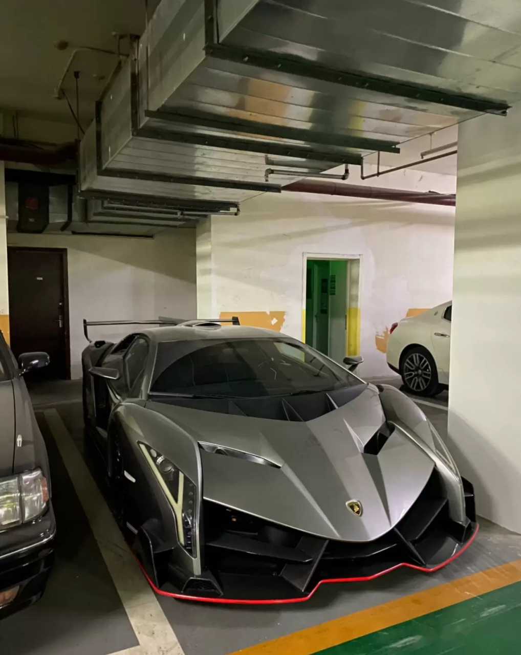 国内仅此一台"兰博基尼毒药",据说是花大价钱改装出来的,视觉冲击直接