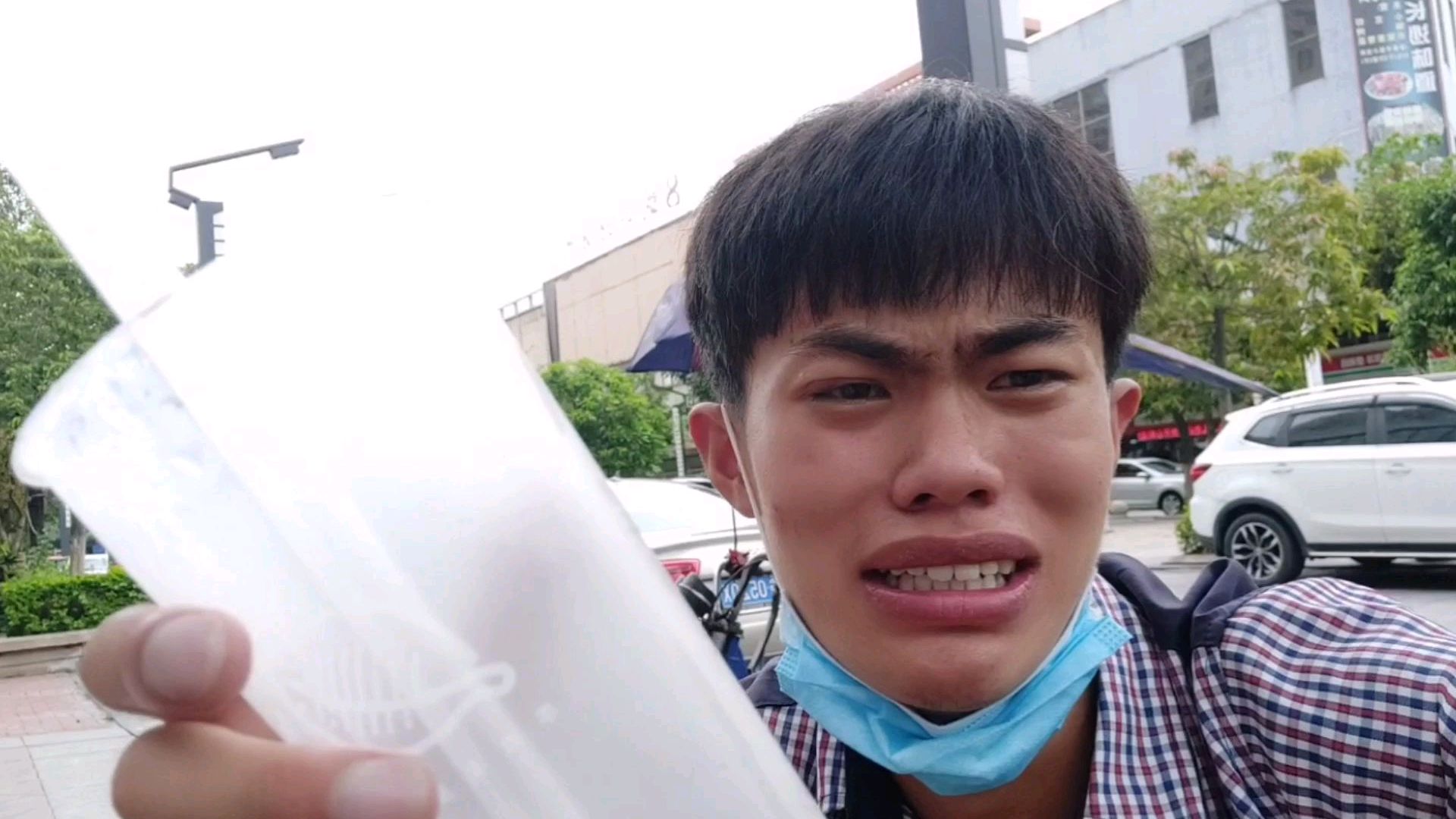 7块钱买了一杯奶茶,还没喝就倒了一地,贵族生活没有了