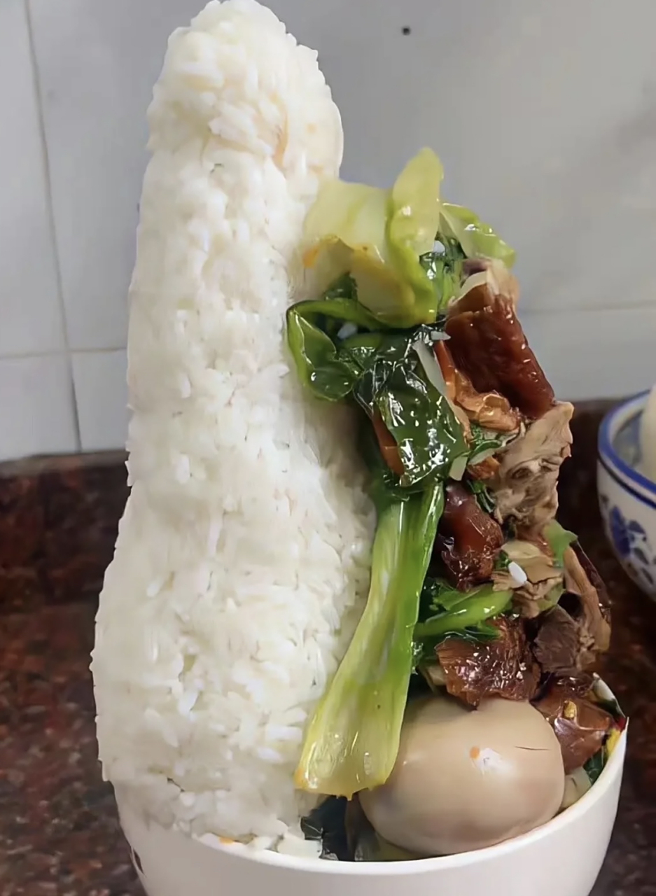 最近减肥,只吃半碗米饭加半碗菜