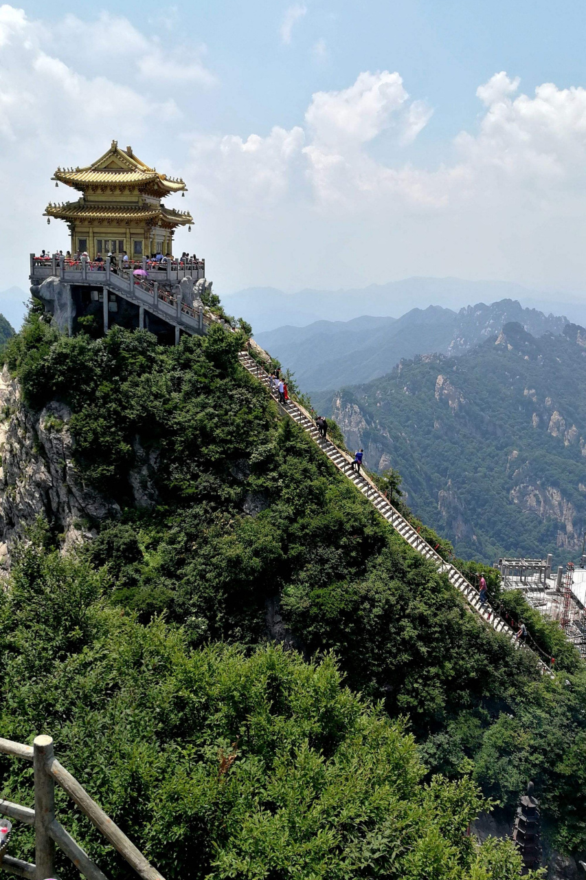 老君山,位于河南省洛阳市栾川县,是一座著名的风景名胜区,也是