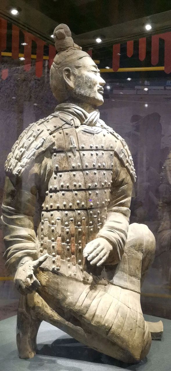 秦始皇兵马俑二号坑出土的跪射俑是最完整的一例,他身穿战袍,外披铠甲