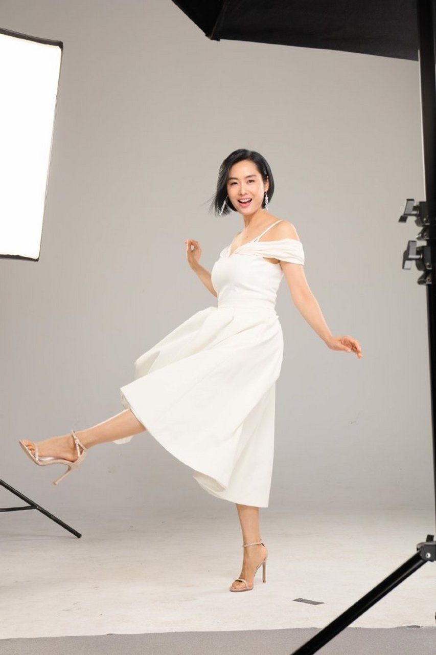 朱茵不愧是一代女神,身穿一袭白色长裙配高跟凉鞋,显得典雅大方又成熟