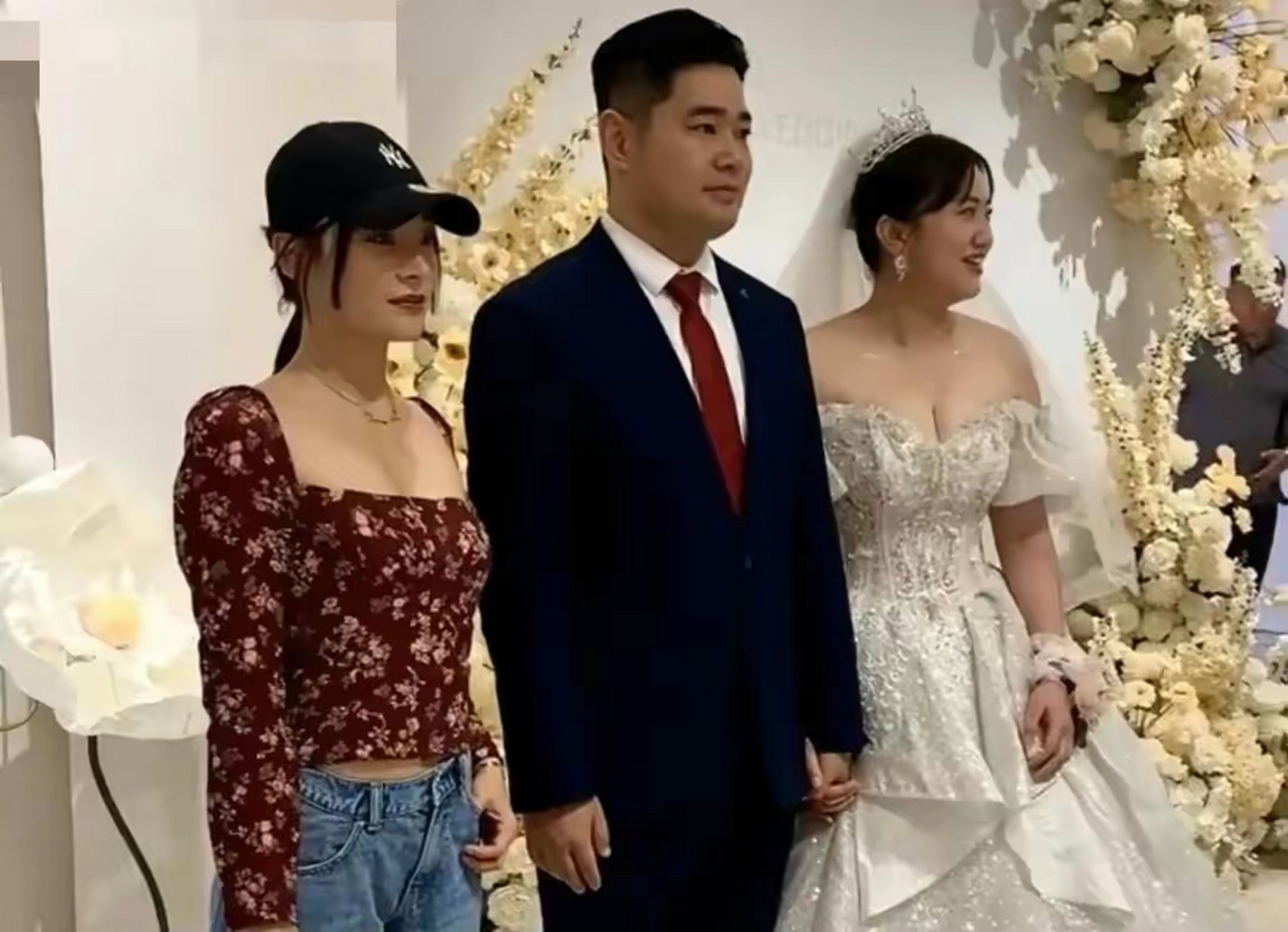 女明星袁姗姗参加弟弟婚礼,全程低调不抢新娘风头,不过却难掩好身材