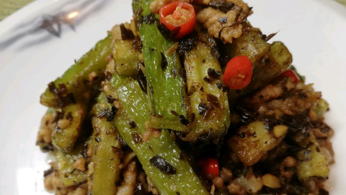 苦瓜怎样做不苦又下饭,加上1把芽菜,风味独特又开胃