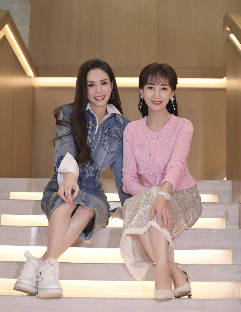 赵雅芝晒与李若彤合照,女神牵手同框美出新高度