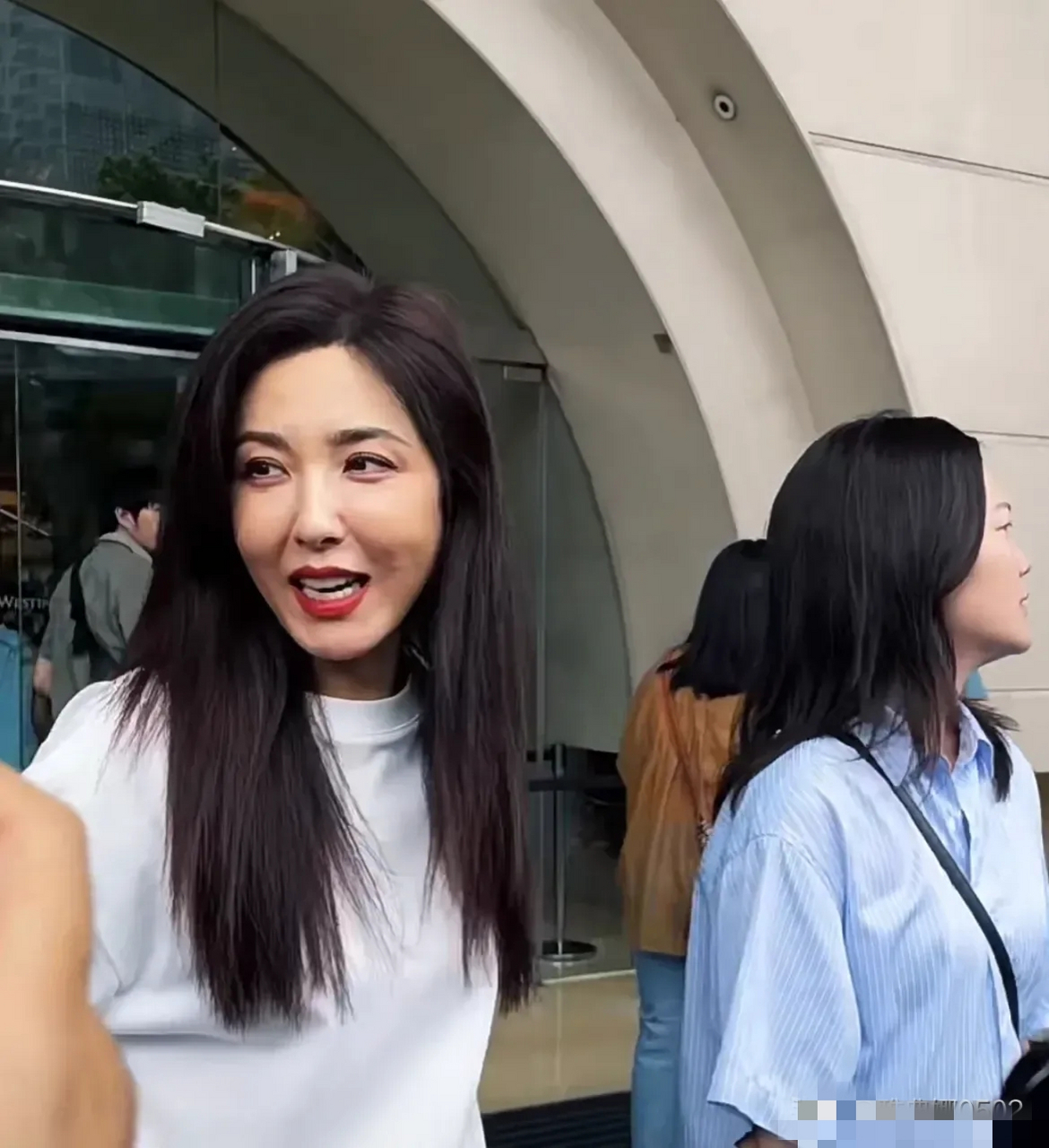 曾黎近照,苹果肌肿大秒变盘子脸,与女神形象判若两人  曾黎身材好