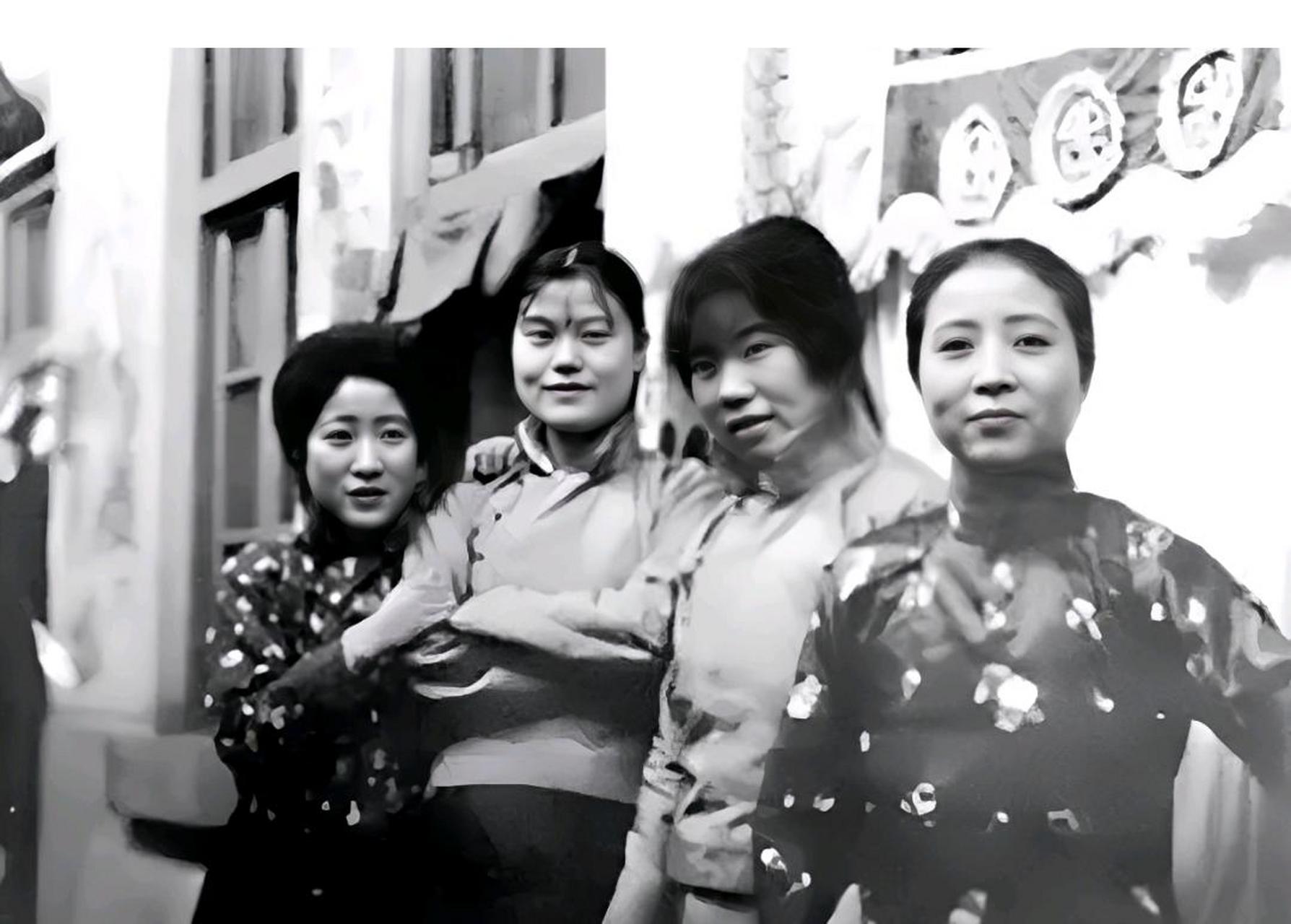 这是当年在北京八大胡同拍的照片,照片中漂亮的女子,身份有些尴尬