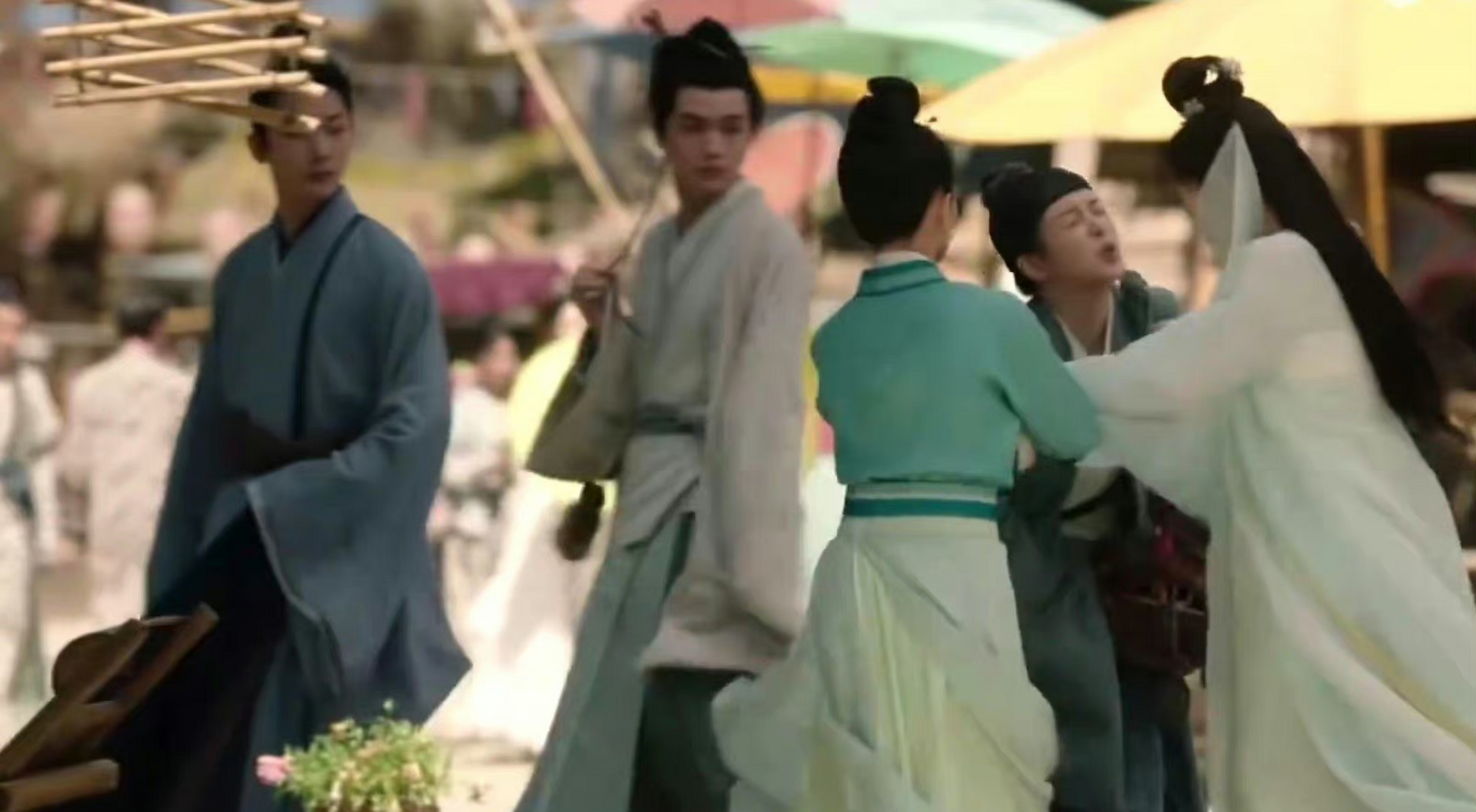 电视剧里,玟小六是男儿身女儿身尚待考证……#杨紫# #长相思# #杨紫