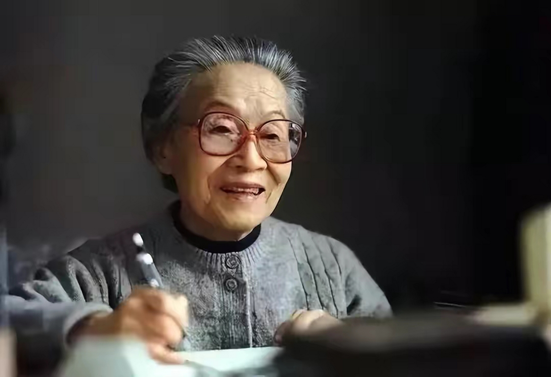 杨绛说:"人总要咽下一些委屈,然后一字不提地擦干