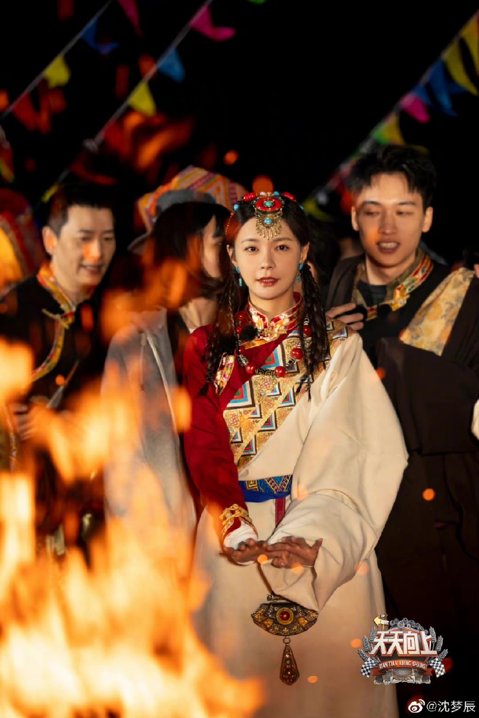 组图：沈梦辰晒穿藏服美照似少女与丁真同框合影尽显异域风情