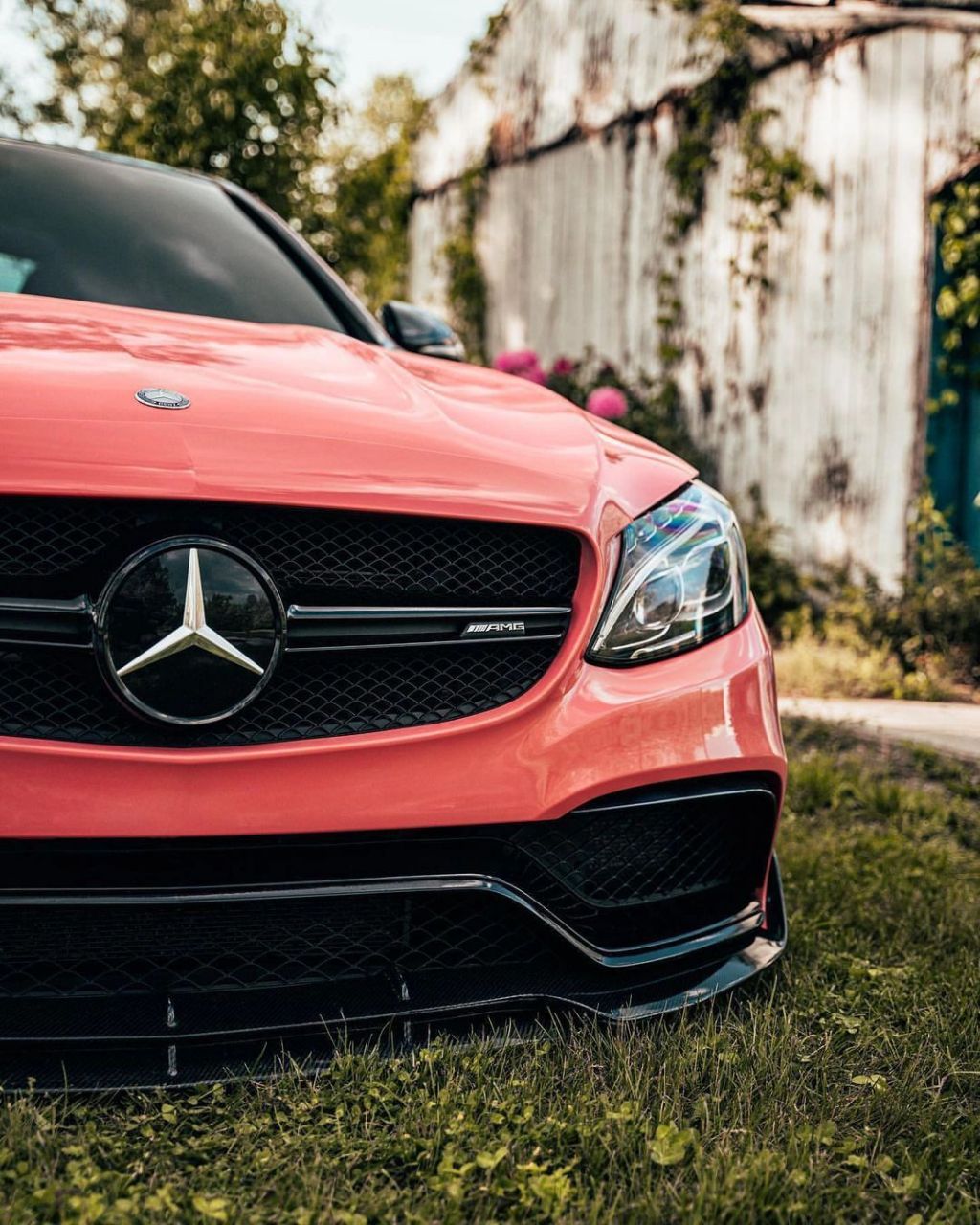 粉红色的奔驰c63s 这一代的v8堪称经典十足 476匹马力 后驱真的很难不