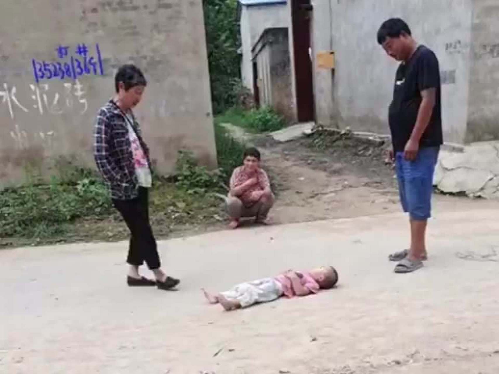 慢慢的,孩子的手就萎缩了.