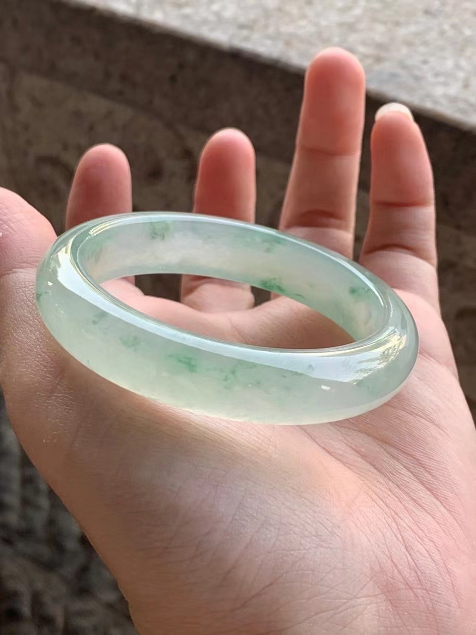 来自深圳的苏姐在阿成这定做的翡翠手镯正冰起光甜绿花正圈,很起光