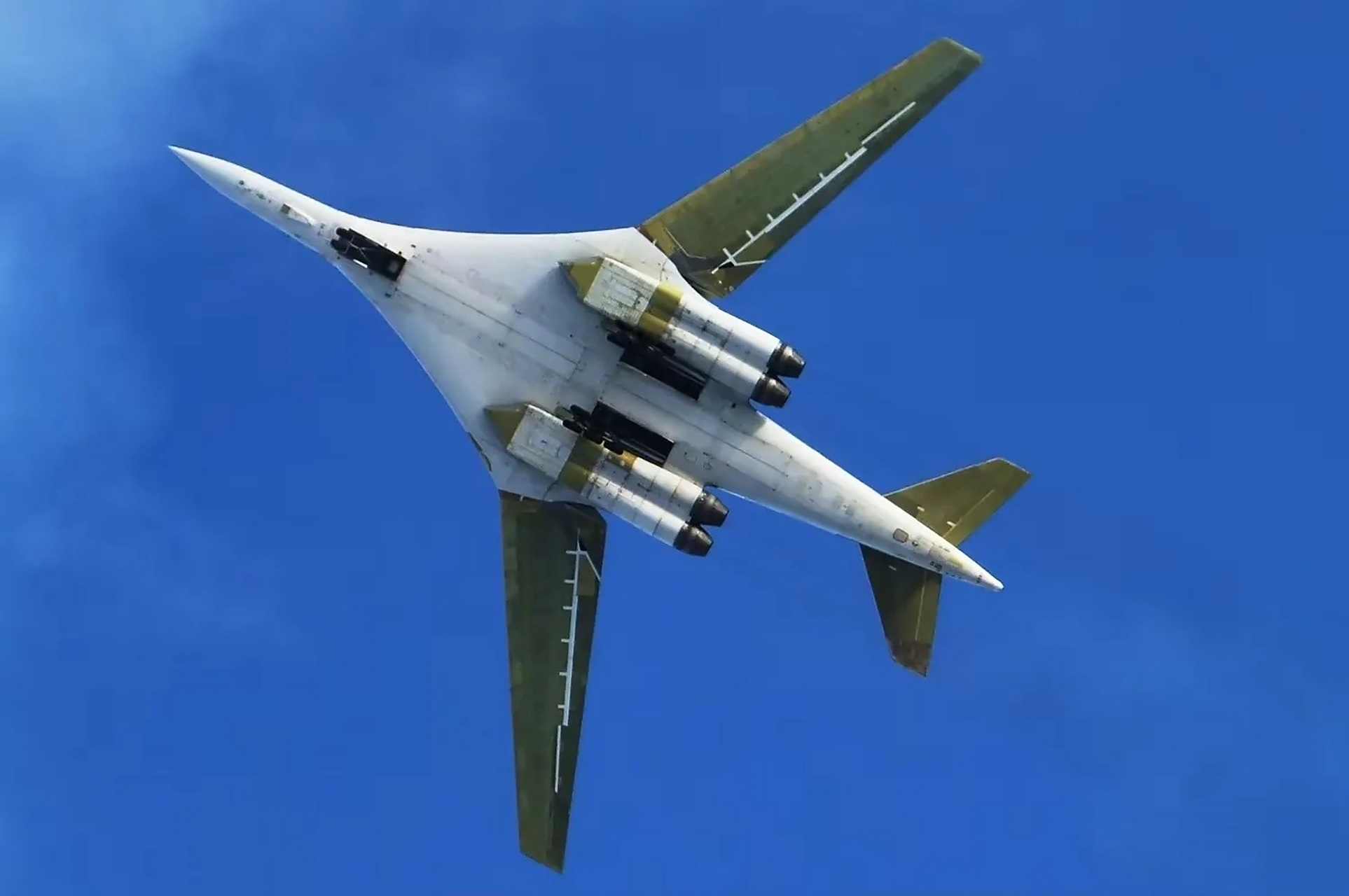 天军图-160战略轰炸机,该机是图波列夫设计局设计的可变后掠翼轰炸机