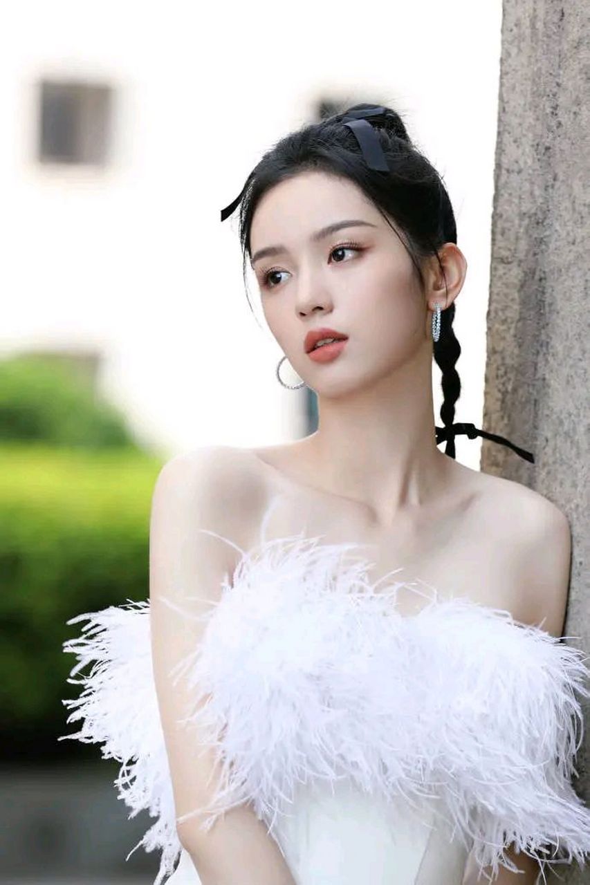 最近周也亮相重庆,她这次这回穿了一款非常漂亮的白色修身裙,秀出了