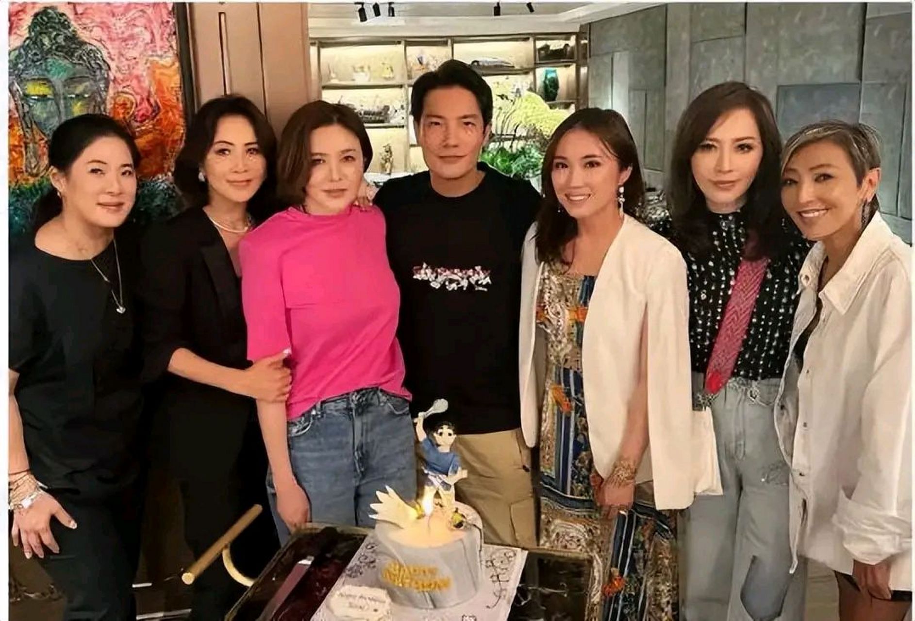 刘嘉玲感谢丁子高送蛋糕 双手交叉许愿笑容温柔