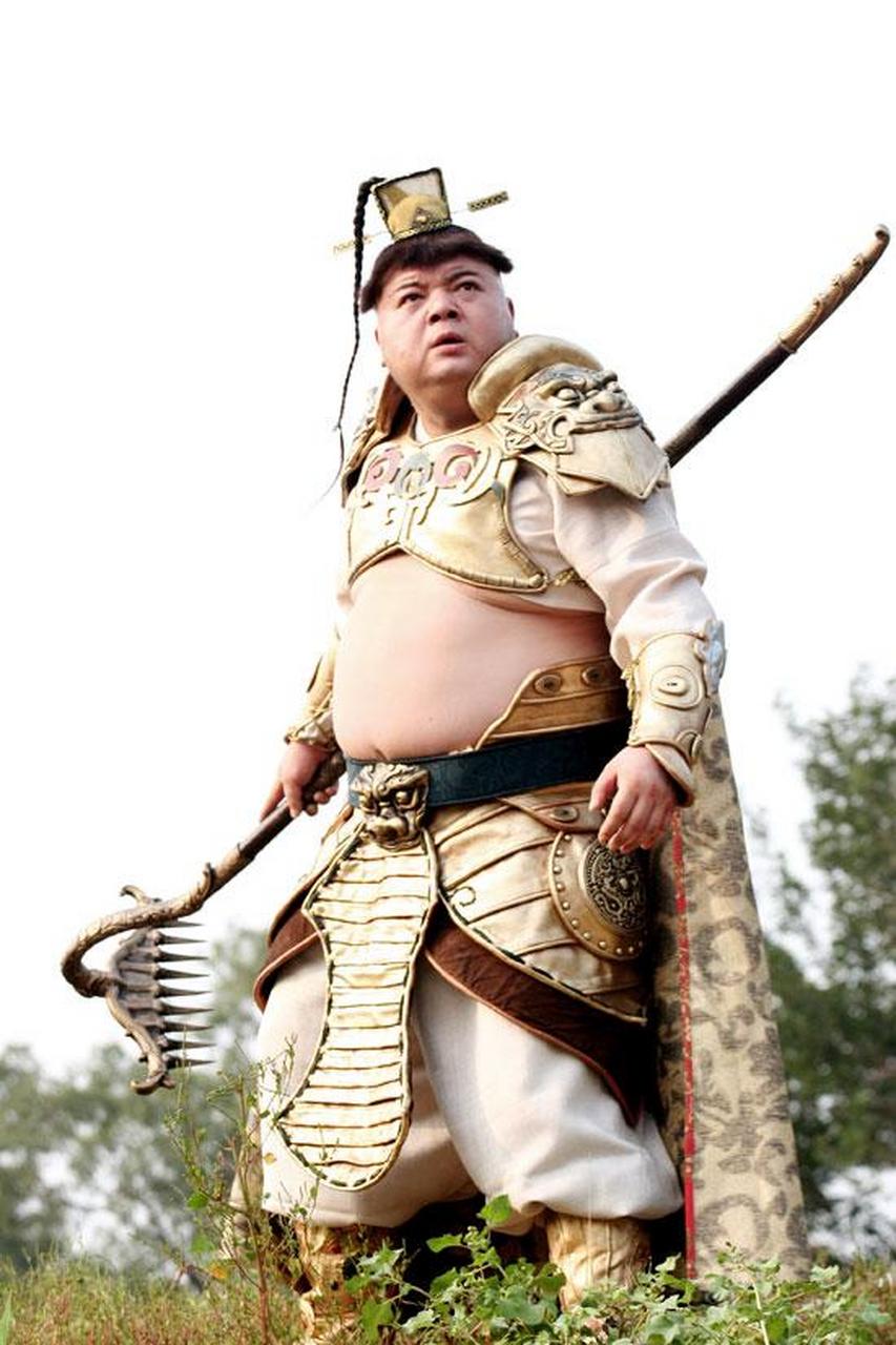 谢宁顶着烈日,开着电动三轮车,在街上揽客,看到有人在路边,赶紧问他去