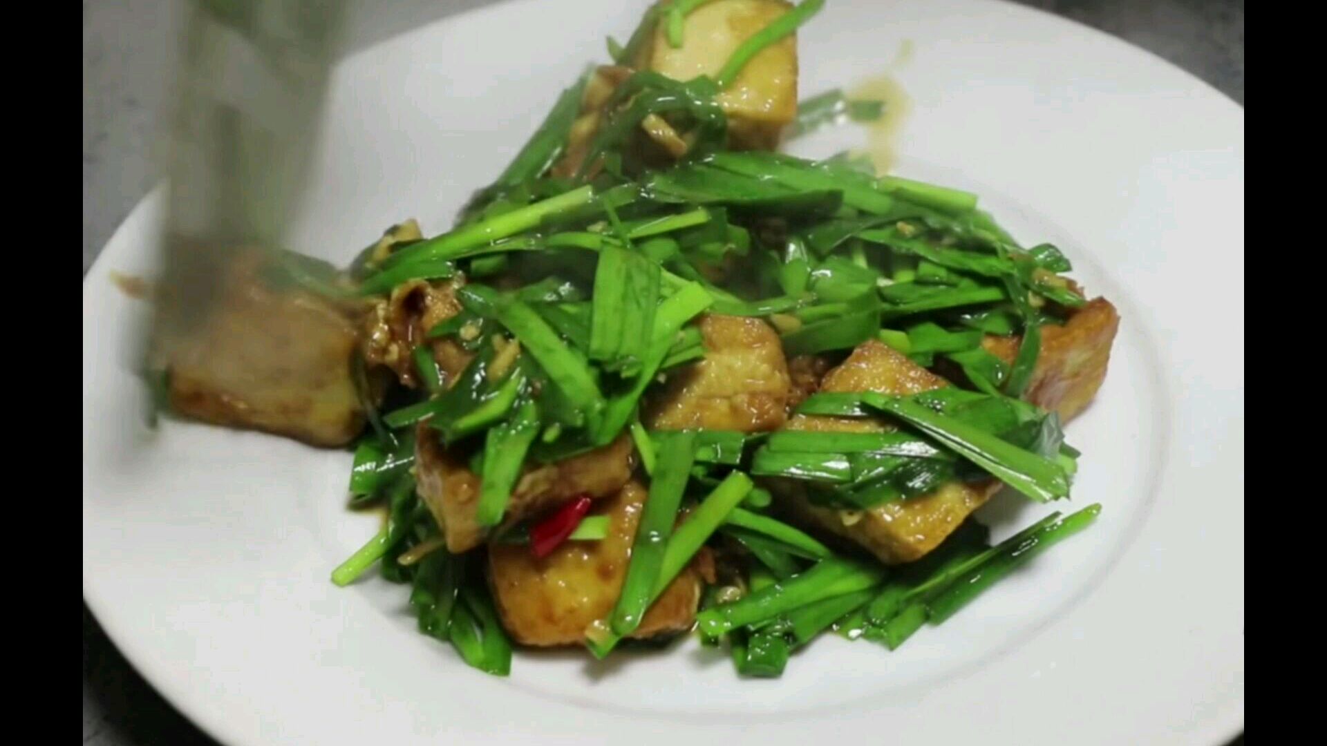 一绿一黄一白,韭菜炒豆腐