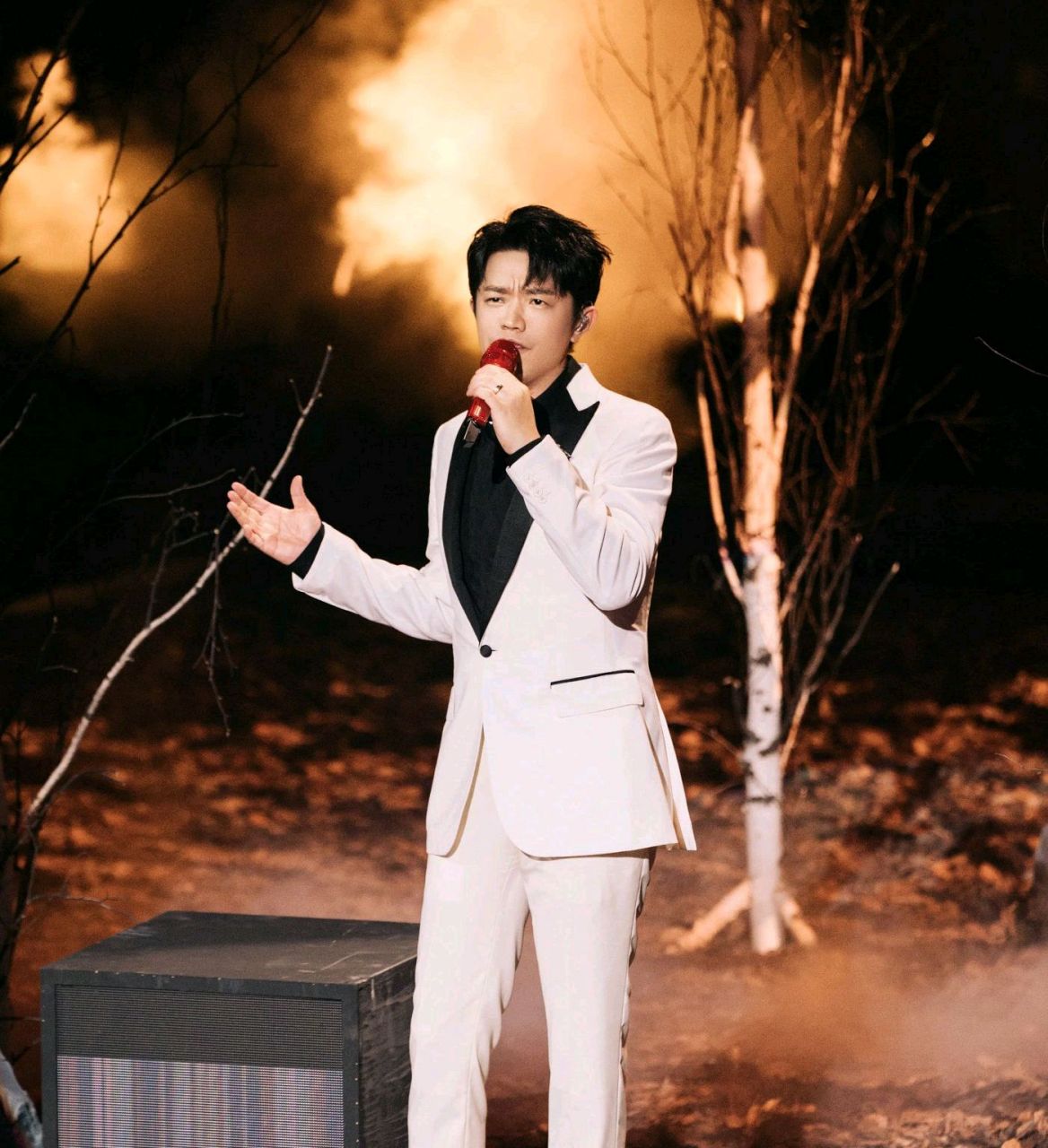 6月12日,凤凰传奇的合唱引发热议.