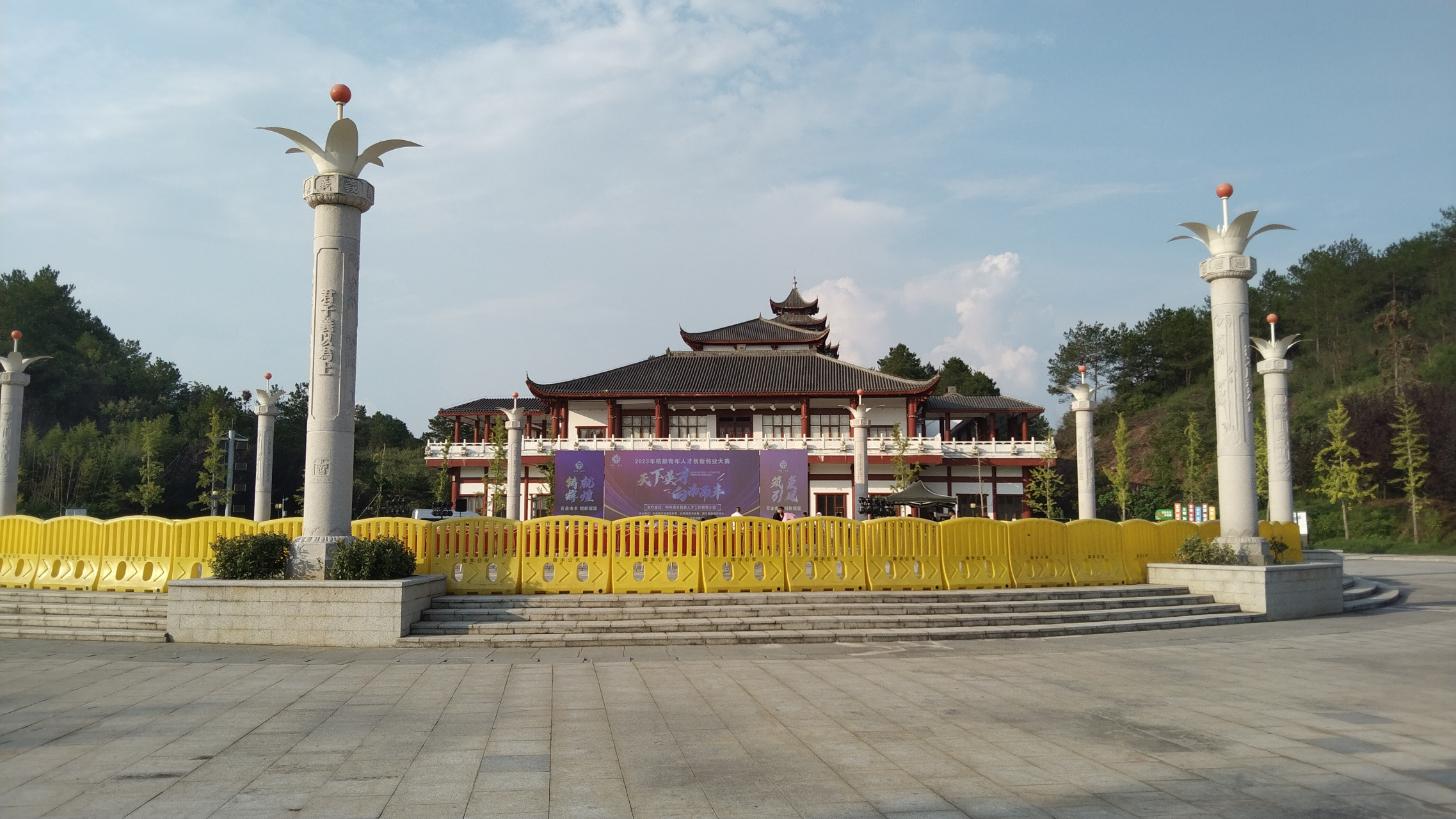 曾巩,"唐宋八大家"之一,南丰就是其故乡.