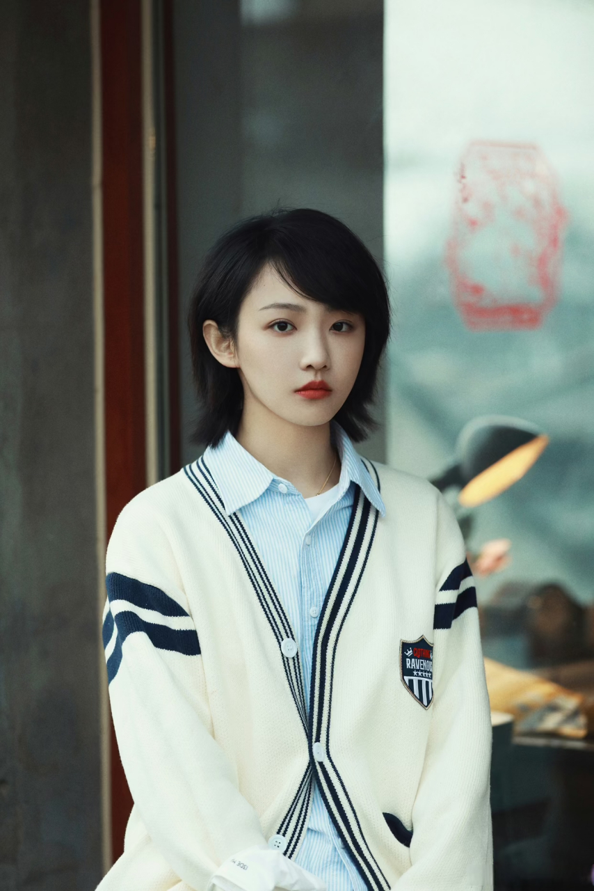 吴佳怡短发也很美