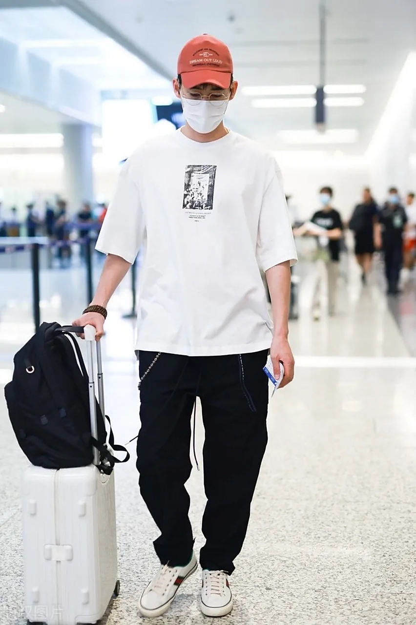 张翰亮相上海机场,他这次走经典的黑白风搭配,看上去极为帅气,也非常