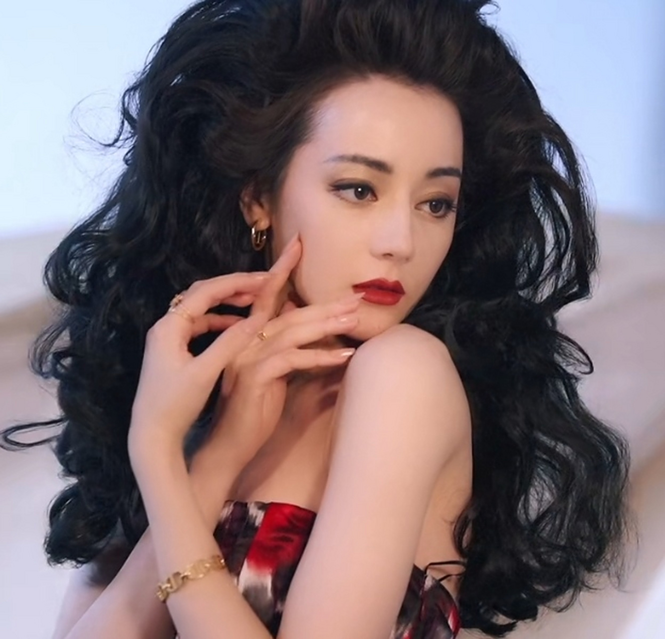 迪丽热巴怼脸杂志花絮,英气的五官太有气场,足以让人忽略夸张的发型