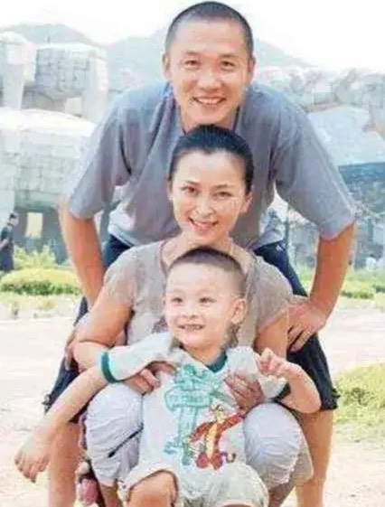 离开出轨的黄志忠,最美琼女郎何音10年后再嫁小丈夫