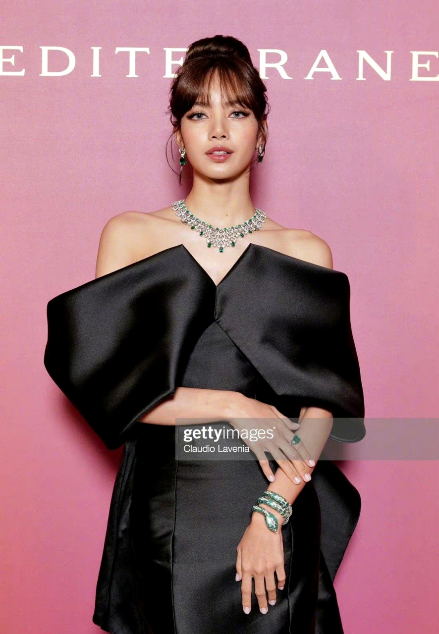 lisa一身黑色露肩礼裙亮相高级珠宝展,g社生图免检!