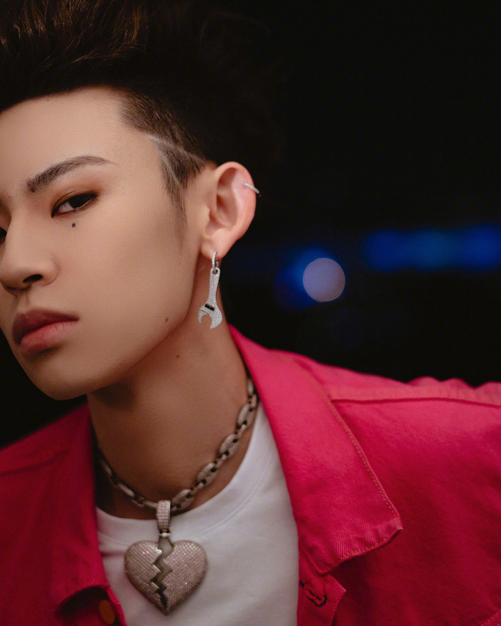 王琳凯超级秀舞台造型,粉色夹克套装,红粉的摇滚朋克范儿