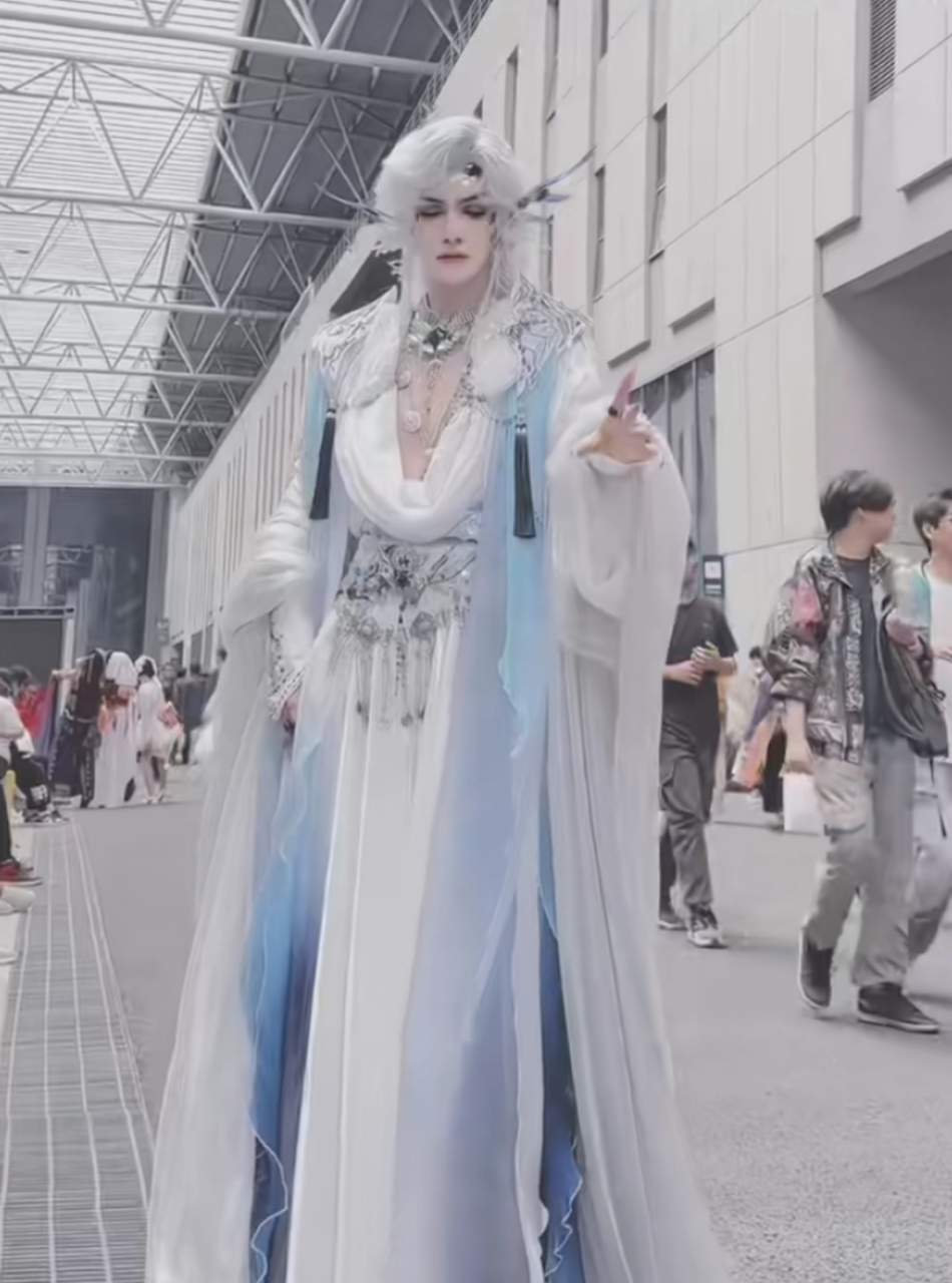 女子参加上海漫展cos 阿伽雷斯先,银发蓝瞳贵气逼人.