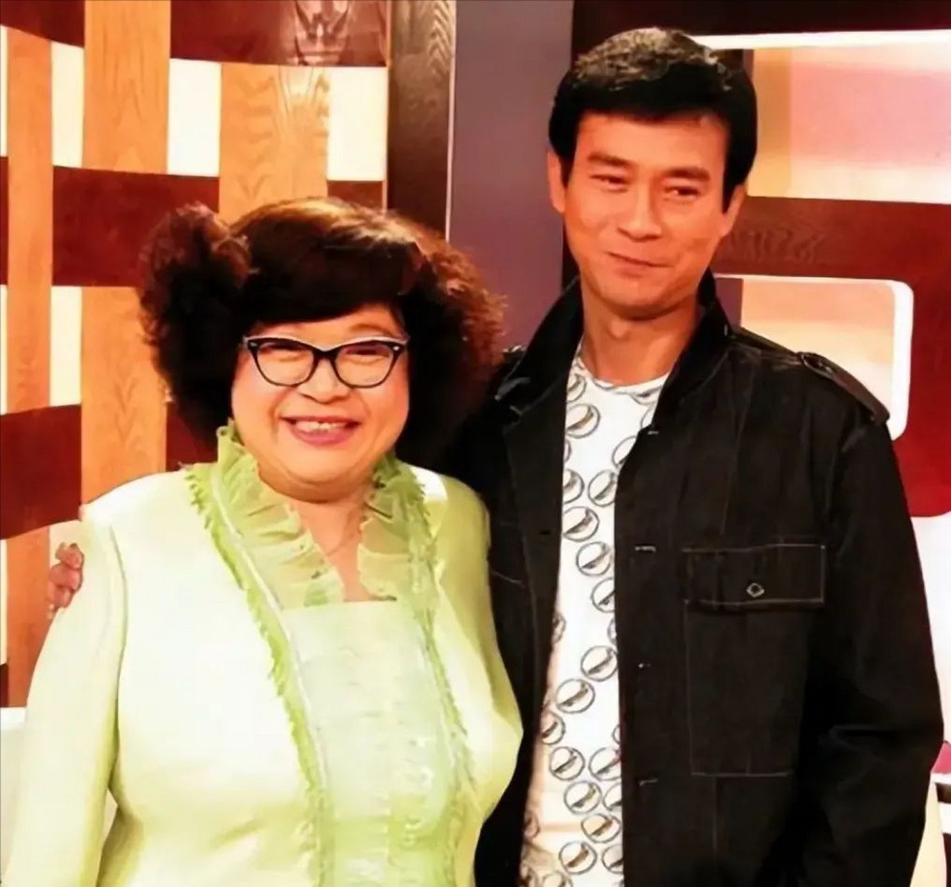 "瞒了"观众40年,郑少秋与沈殿霞离婚真相被曝光,果然和他脱不了干系