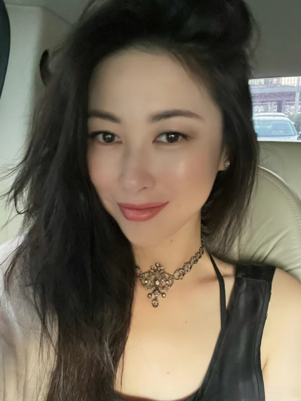 7月19日是朱珠的39岁生日,当日,朱珠在微博上分享过自拍一张为自己庆