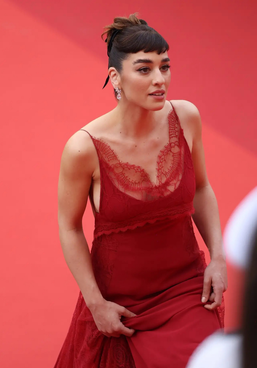 爆款练习生# 意大利女星simona tabasco,穿吊带拖地礼服,身材火辣