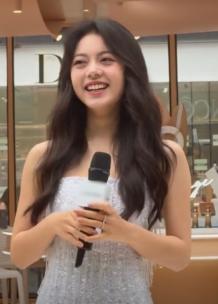 赵今麦参加活动,20岁小姑娘被团队打扮得那么老,脚上那双恨天高厚底鞋