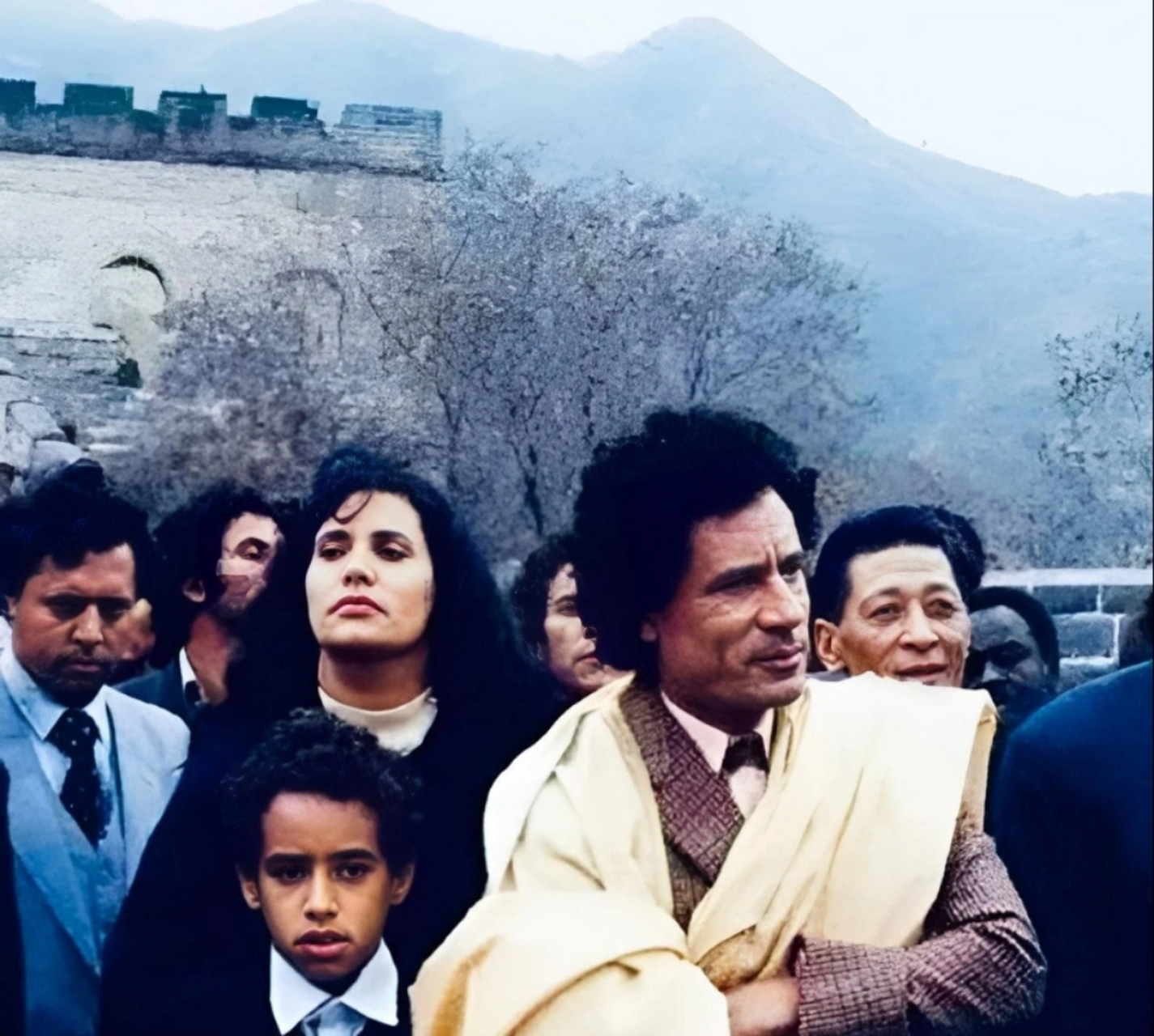 1982年,利比亚总统卡扎菲访华,一行人游览长城,旁边的美女是他的保镖