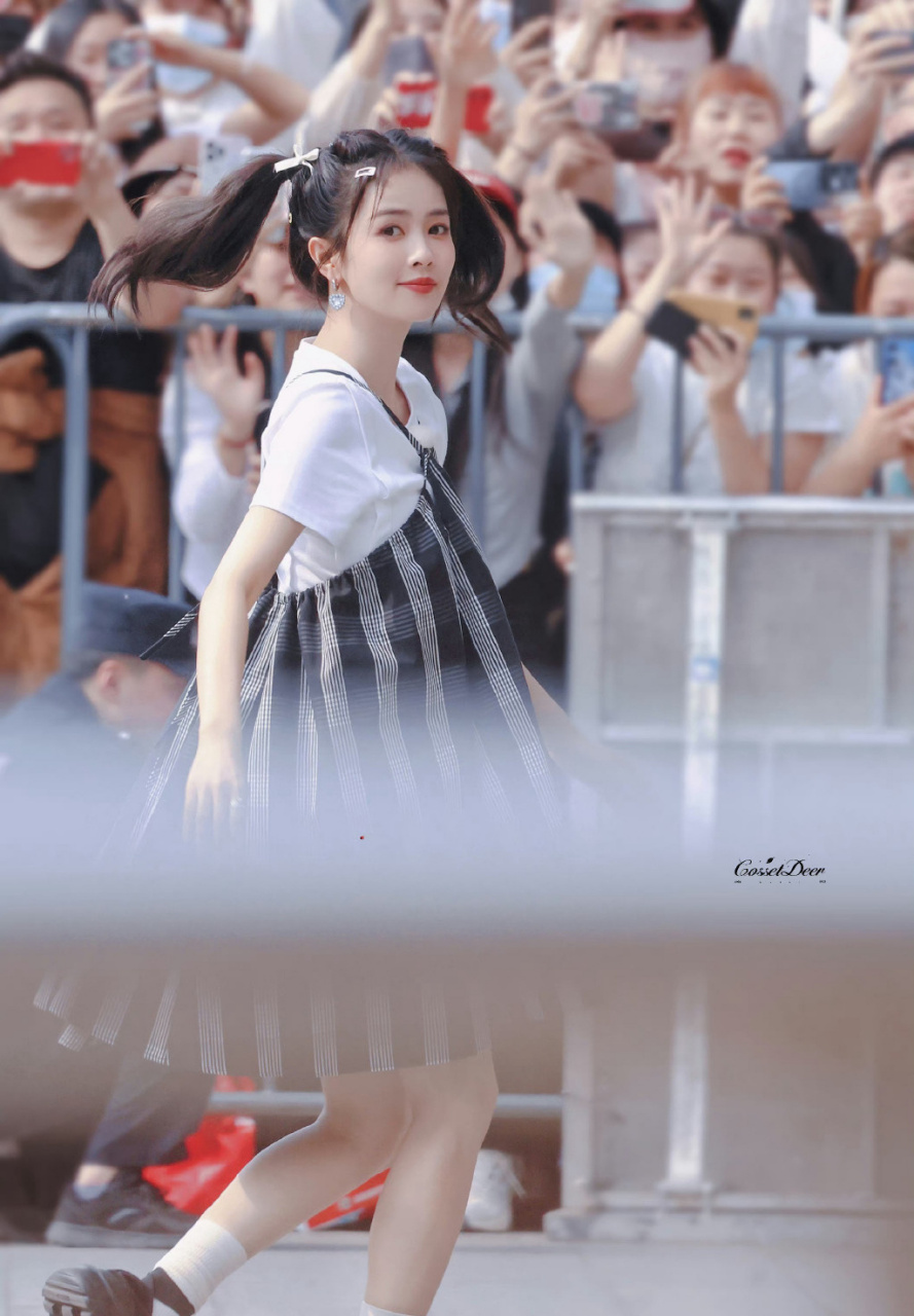 白鹿《奔跑吧》路透来了,双马尾好可爱,笑的好开心,站在张凌赫旁面真