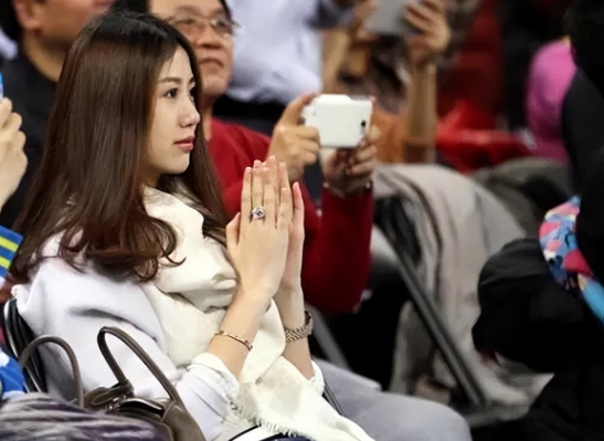 与孙悦分开2年,36岁陈露在美国开始新生活,或与小鲜肉谈起恋爱