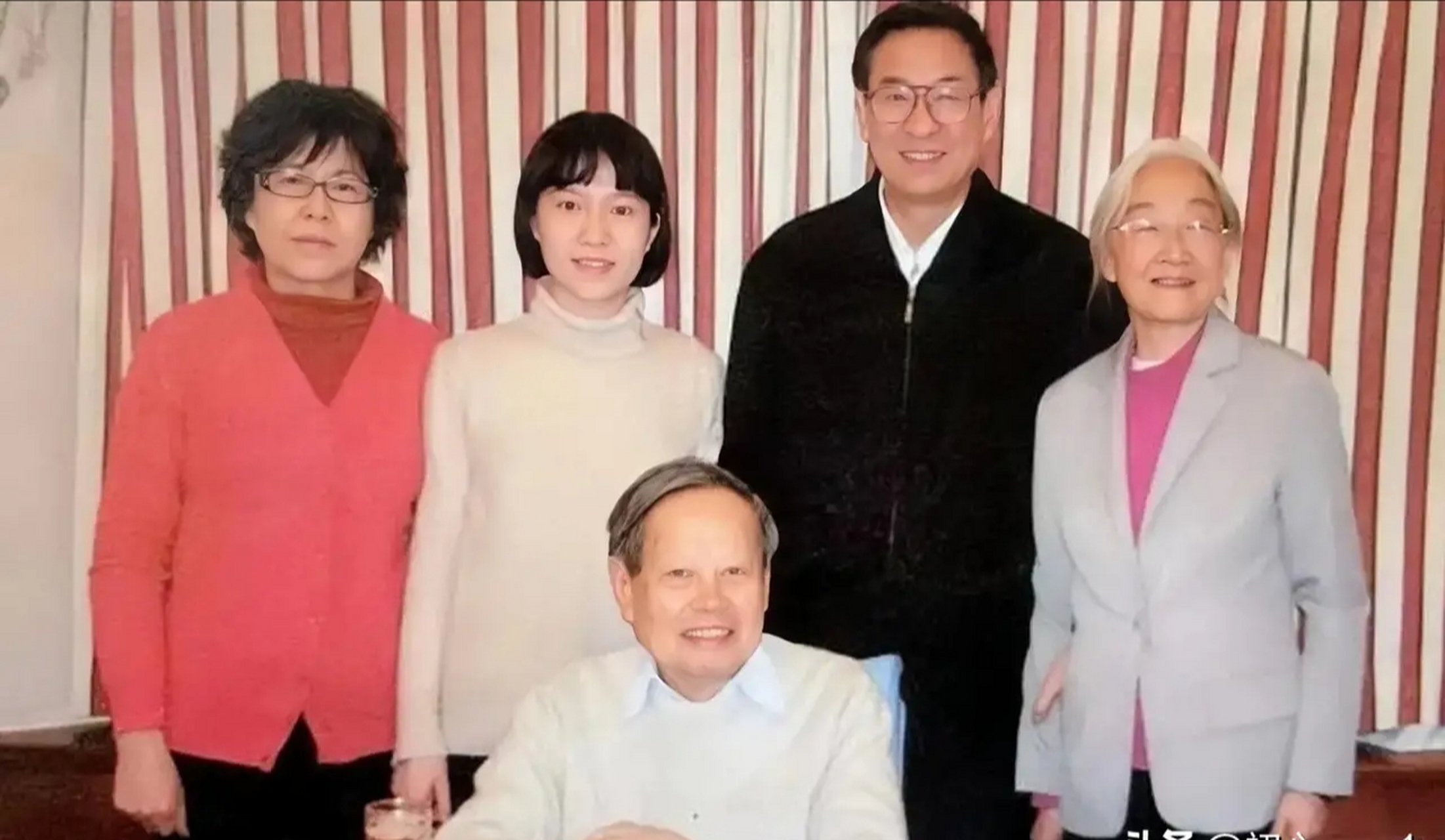 翁帆嫁给杨振宁不久,拍下了一张全家福,照片中,翁帆妈妈愁容满面,翁帆