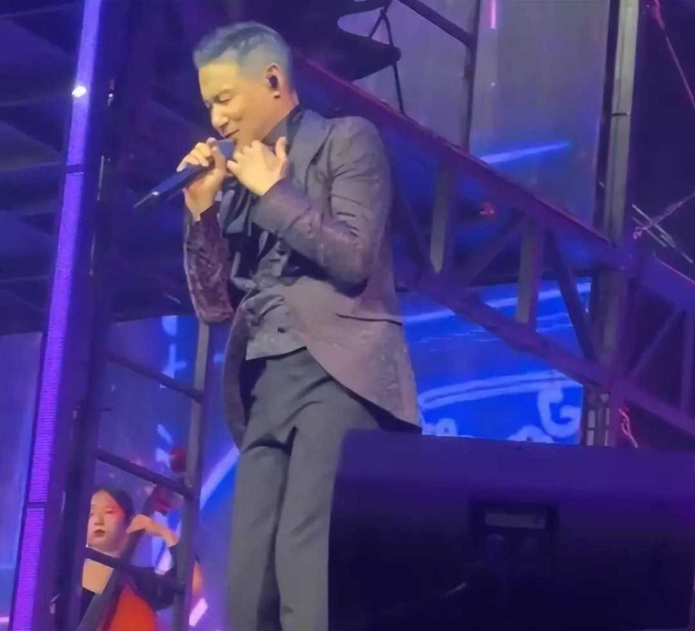 62岁张学友演唱会或暂停,摔倒后病情加重,粉丝反应令人心寒!