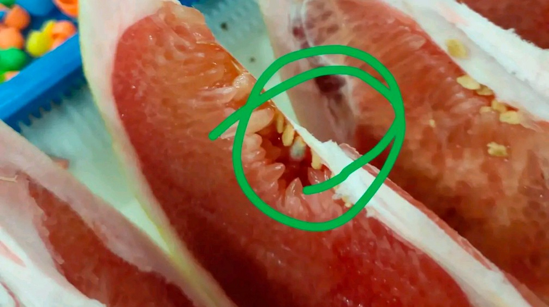 刚买的红心大柚子,切开里面的籽竟然发霉了!这还能吃吗?