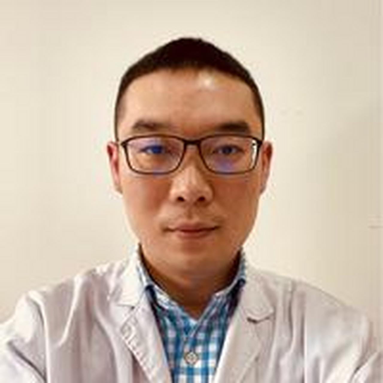 之前上海某医院普外科医生周华丁因家庭琐事带走妻子徐翔蕾,目前网传