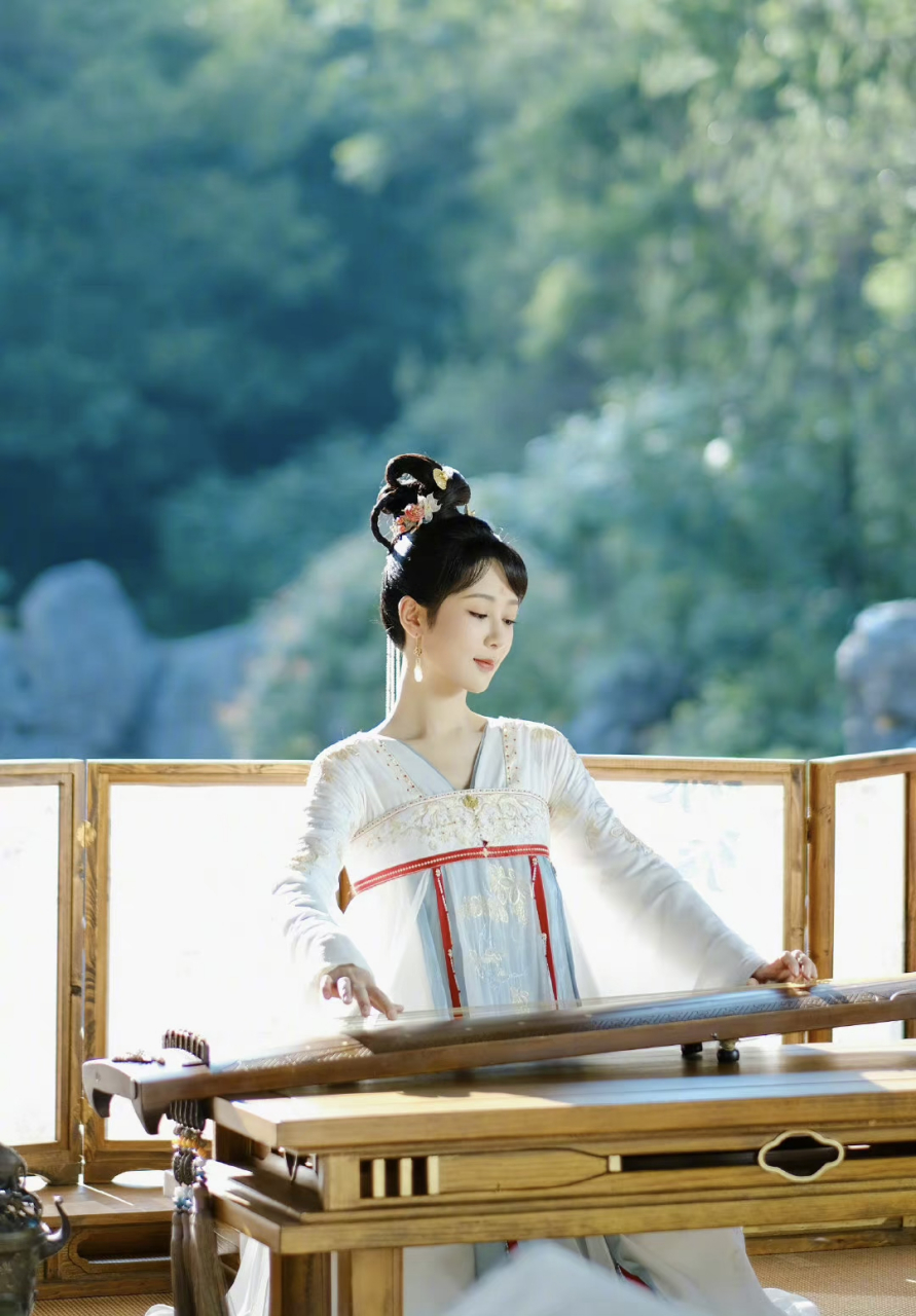 长相思首版人物片花# #杨紫小夭抚琴六宫格剧照# 伊人垂眸轻抚琴,笑