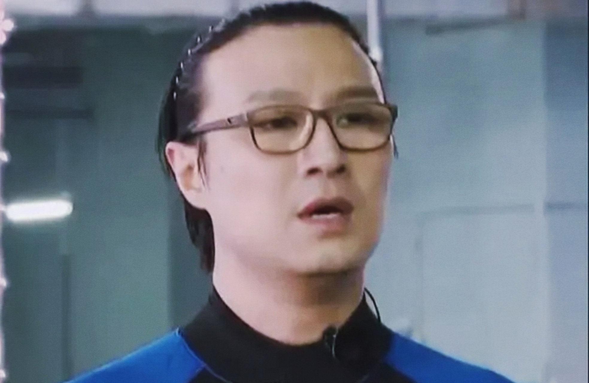 汪峰不戴眼镜形象大变,引发网友热议  近日,有网友在社交媒体上分享了