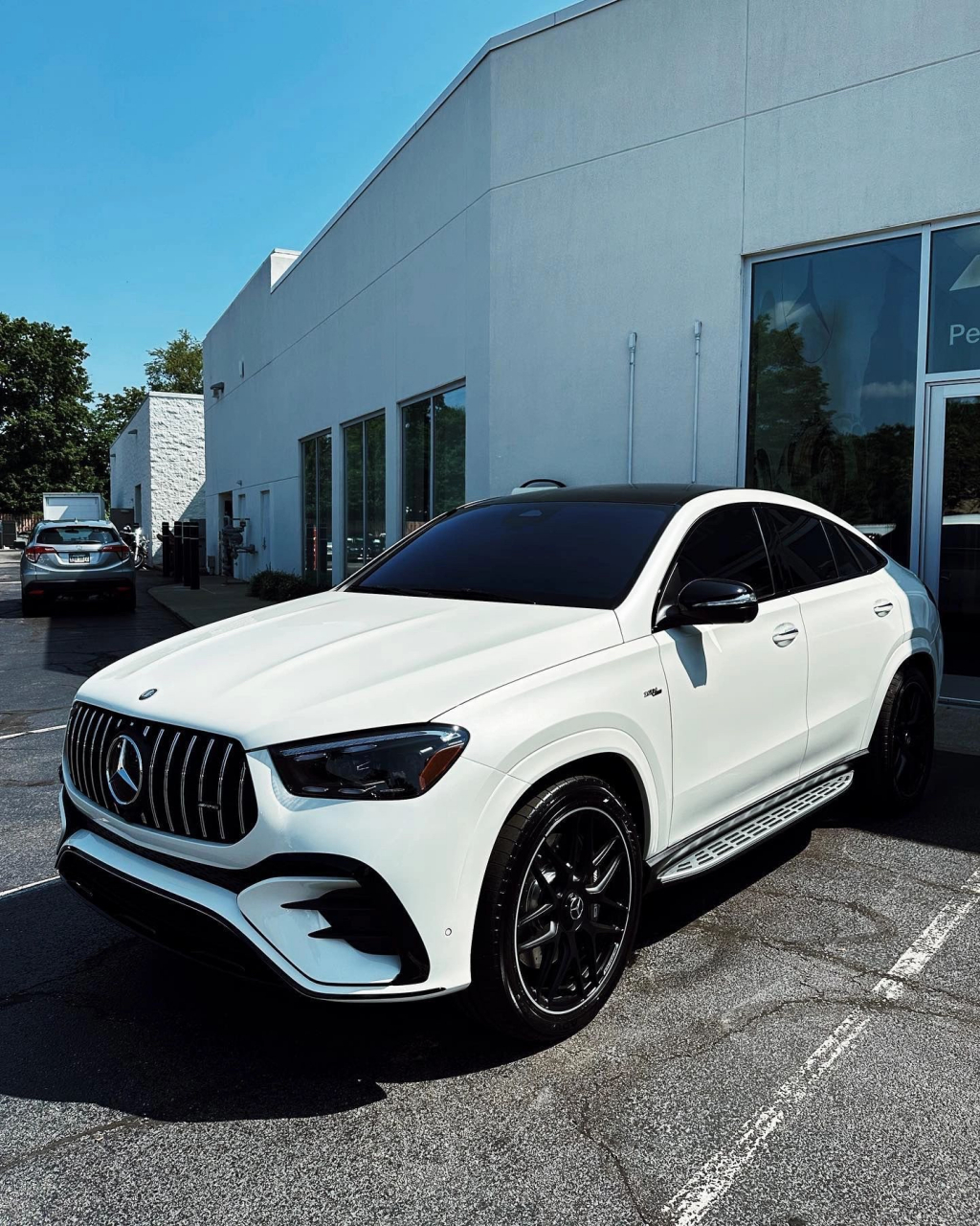 新款gle53 coupe,相比老款改了大灯和新的宽大的进气格栅,白色的车身