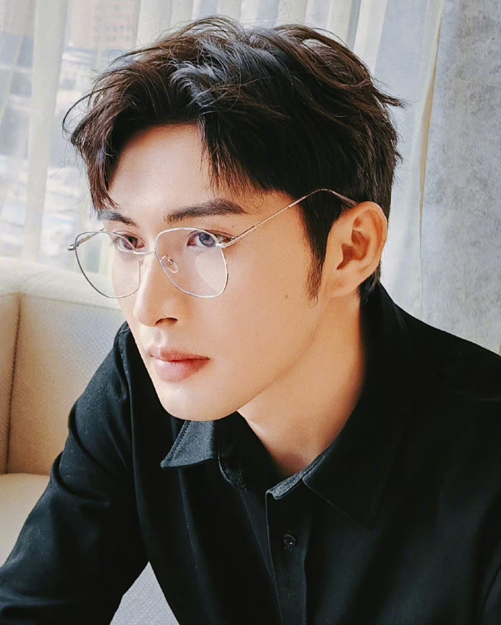 戴眼镜的张彬彬精英感十足,又禁欲又帅气的霸总,谁看了都会心动.